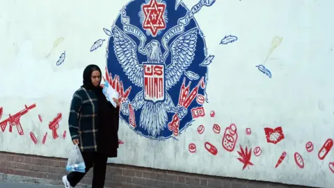 Hürmüz Boğazı'nda yaşanan gerilim sonrası bölgede askeri hareketlilik arttı.