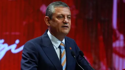 CHP Genel Başkanı Özgür Özel açıklama yaparken