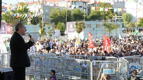 DEM Parti mitinginde konuşma yapan bir siyasetçi