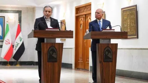 İran Dışişleri Bakanı Abbas Irakçi konuşurken