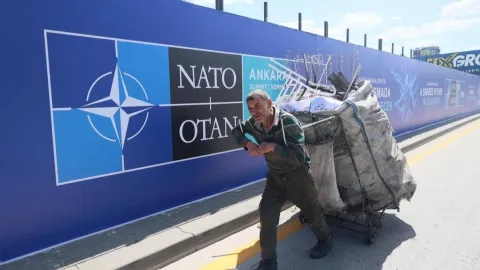 Ankara'da NATO Zirvesi hazırlıkları kapsamında yol kenarındaki mazgalların seviyesi yol ile eşitleniyor.