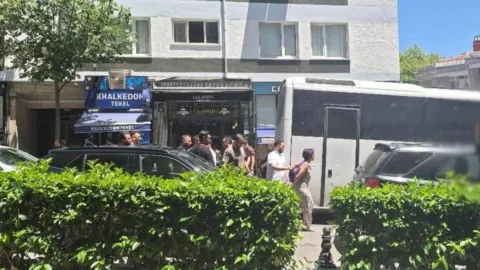 İzmir’de Onur Yürüyüşü'ne Polis Müdahalesi: 36 Kişi Gözaltına Alındı