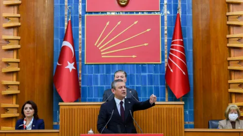 CHP Genel Başkanı Özgür Özel ve Faik Öztrak'ın görselleriyle birlikte parti amblemi.