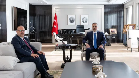 Ankara Valisi Yakup Canbolat, Dışişleri Bakanı Hakan Fidan ile makamında görüşüyor.