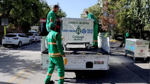 Ankara Çankaya'da NATO Zirvesi hazırlıkları kapsamında çöp konteynerleri kaldırılıyor.
