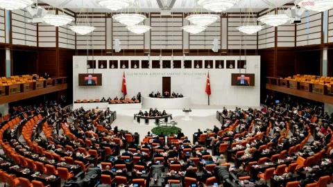 İYİ Parti Grup Başkanvekili Uğur Poyraz Meclis'te kanun teklifi sunarken