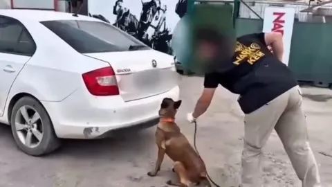 Hakkari'de polis kontrol noktasında durdurulan otomobilde uyuşturucu arama görüntüleri.