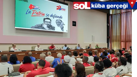 Küba bayrağı ve halkının dayanışma içinde olduğu bir görsel.