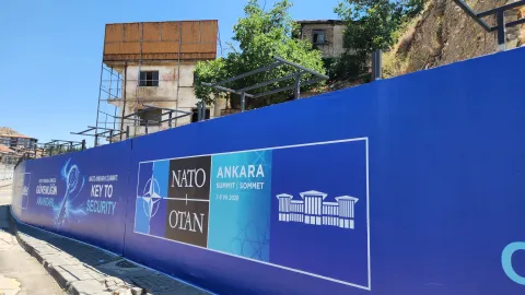 Ankara'da NATO zirvesi nedeniyle çekilen bariyerlerin ardında kalan mahalleler