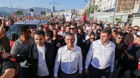 CHP Grup Başkanı Özgür Özel açıklama yaparken