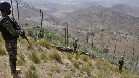 Pakistan ve Afganistan sınır hattı