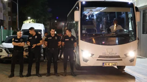 Seferihisar Belediyesi önünde adalet sarayı binası