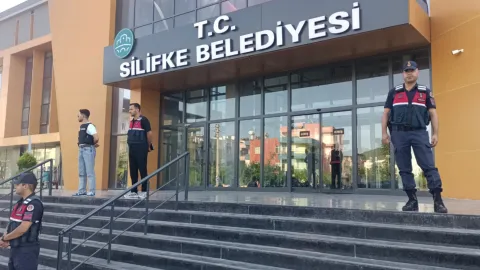 Silifke Belediye binası önünde devam eden süreçler