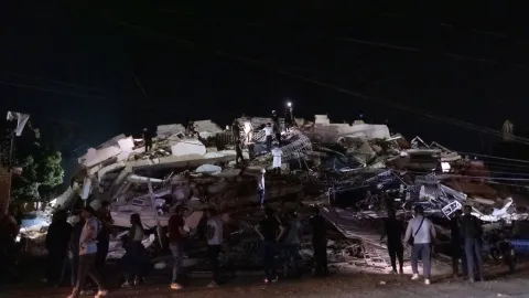 Venezuela'da deprem sonrası yıkılan binalar ve arama kurtarma çalışmaları