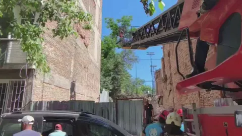 Kadıköy'de kentsel dönüşüm yıkımı sırasında yaşanan göçük sonrası ekiplerin çalışması