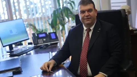 Seferihisar Belediye Başkanı İsmail Yetişkin adliye önünde