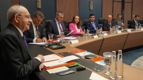 Chp’de özel'e destek veren 7 yurtdışı örgütünün yetki belgeleri iptal edildi 2026 - adalet - iustitia. Bg Chp’de özel'e destek veren 7 yurtdışı örgütünün yetki belgeleri iptal edildi 2026 chp 6. Jpg iustitia. Bg haber merkezi chp’de "mutlak butlan" yönetimi partinin özgür özel’e destek veren hollanda, belçika,... Iustitia. Bg chp’de özel'e destek veren 7 yurtdışı örgütünün yetki belgeleri iptal edildi 2026 2026-07-01 13:03:51 adalet - iustitia. Bg