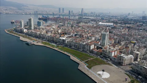 İzmir'de yüksek su faturaları vatandaşları isyan ettirdi.