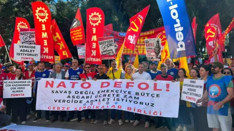 Gebze'de NATO karşıtı yürüyüş gerçekleştiren işçiler