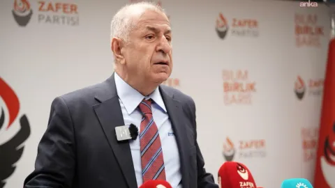 Zafer Partisi Genel Başkanı Ümit Özdağ basın toplantısında konuşurken