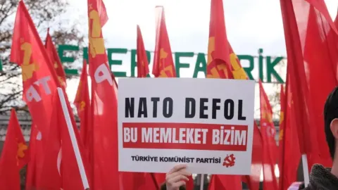 Türkiye Komünist Partisi (TKP) üyeleri, Eskişehir Adliyesi önünde NATO zirvesi gerekçesiyle getirilen eylem yasaklarına karşı açıklama yaparken.