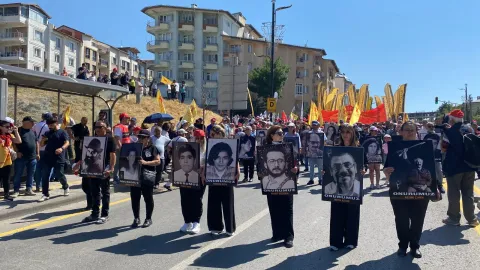 Sivas Madımak Katliamı anması sırasında çekilmiş kalabalık yürüyüş fotoğrafı.