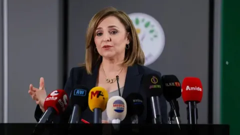 Ayşegül Doğan basın açıklaması yaparken