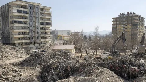 Ebrar Sitesi G Blok davasında karar: Müteahhit ve kamu görevlilerine hapis cezası.