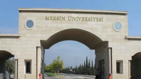 Mersin Üniversitesi'nin öğrenci bilgi sistemine erişimin kapatılmasıyla ilgili haber başlığı.