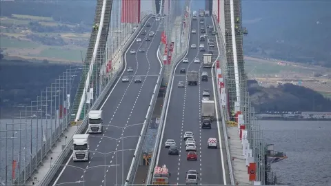 Köprü ve otoyollarda otomatik zam dönemiyle ilgili bir görsel.