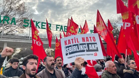 Türkiye Komünist Partisi (TKP) logosu ve NATO bayrağının yan yana göründüğü bir görsel.