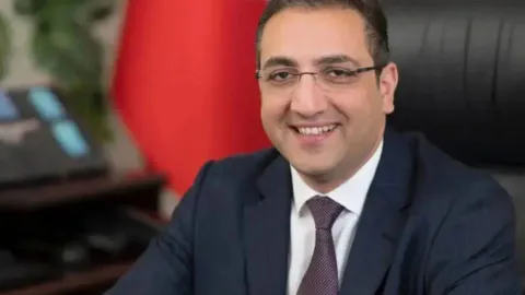Balçova Belediye Başkanı Onur Yiğit'in görevden uzaklaştırılmasıyla ilgili haber görseli.
