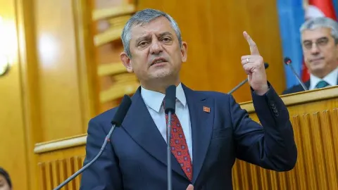 CHP Grup Başkanı Özgür Özel konuşurken
