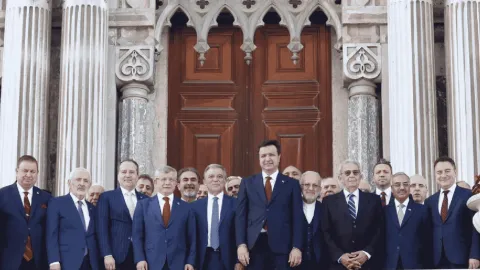 DEVA Partisi Genel Başkanı Ali Babacan, İstanbul'da düzenlenen bir zirve sonrası açıklamalarda bulunuyor.