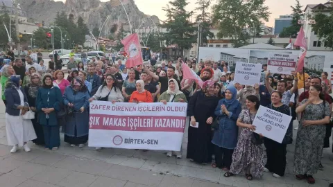 Tokat'ta Şık Makas işçileri, 260 günlük direnişlerinin zaferle sonuçlanmasını kutluyor.