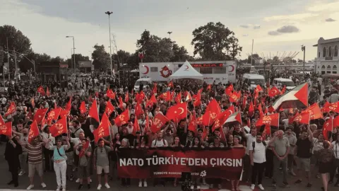 Türkiye Komünist Partisi'nin (TKP) NATO Zirvesi'ne karşı düzenlediği yürüyüşlerden bir kare.