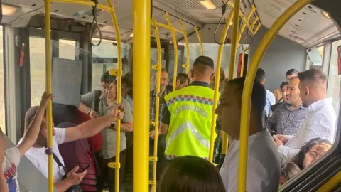 Ankara'da halk otobüsünde jandarma tarafından yapılan GBT kontrolü.