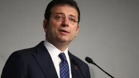 Ekrem İmamoğlu duruşmaya giderken