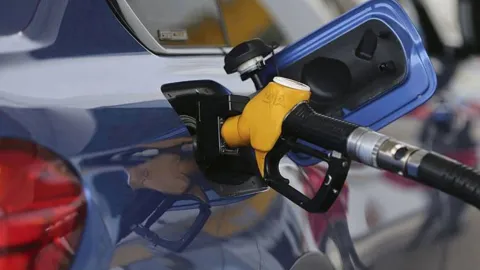 Motorin pompası ve fiyat tabelası görseli.