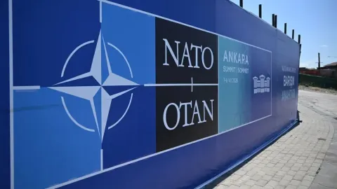 NATO Zirvesi öncesi Türkiye'de çok sayıda ev baskını ve gözaltı yaşandı.