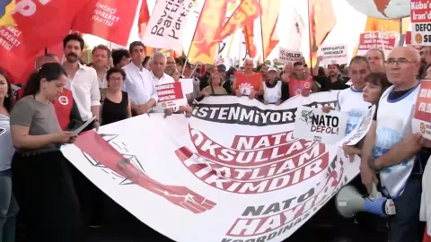Kadıköy'de NATO karşıtı eylem pankartı ve sloganlar.