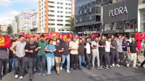 TKP üyeleri Ankara Kızılay'da NATO karşıtı sloganlarla yürüyor.