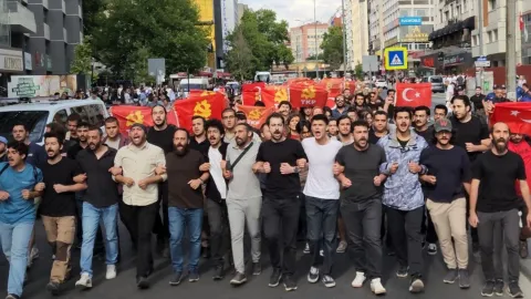 NATO Zirvesi öncesi Ankara'da yapılan protestolar ve polis müdahalesini gösteren görsel.