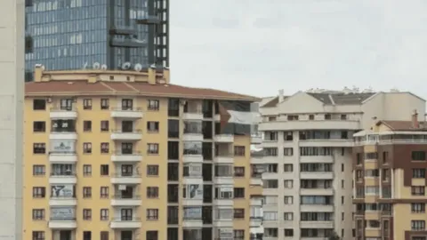 Ankara'da bir binaya asılmış Filistin bayrağı.