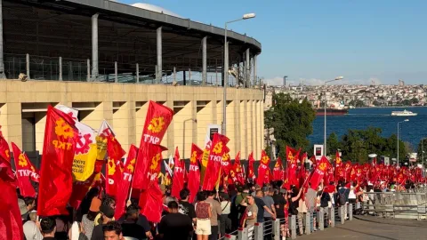 TKP parti binası önünde toplanan üyeler ve pankartlar.