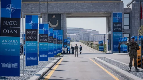 NATO Zirvesi öncesi Filistin destekçisi eylemcilere yönelik gözaltı operasyonunu gösteren görsel.