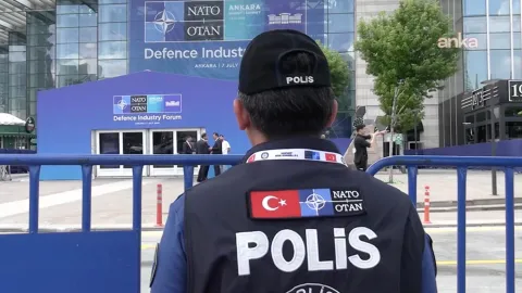 Ankara'da polis üniformasında NATO arması
