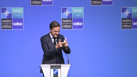 NATO Genel Sekreteri Mark Rutte basın toplantısında konuşuyor.
