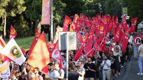Türkiye Komünist Partisi (TKP) logosu ve NATO karşıtı protesto görseli.