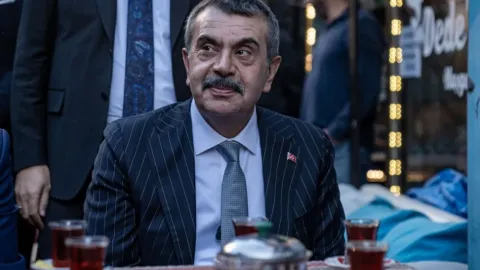 Milli Eğitim Bakanı Yusuf Tekin'in kürsüde konuşma yaparken çekilmiş fotoğrafı.